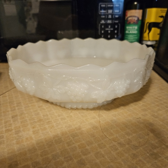 Glass centerpiece milk glass bowl - Picture 2 of 4